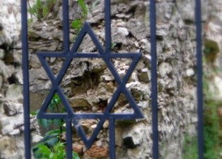 old-synagog-ruins-1